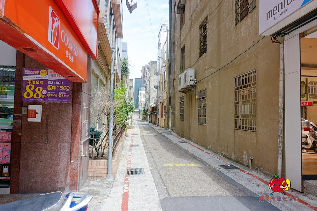 [食記] 新竹東區-墨簡單料理 中午時段 牛肉麵 麻辣牛肉麵椒香酥麻 半筋半肉膠質豐富 清燉雞腿麵湯頭清燉味道香醇