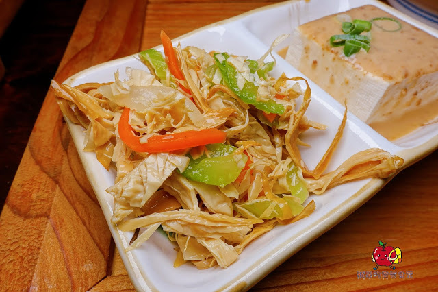 [食記] 新竹東區-墨簡單料理 中午時段 牛肉麵 麻辣牛肉麵椒香酥麻 半筋半肉膠質豐富 清燉雞腿麵湯頭清燉味道香醇