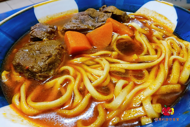 [食記] 新竹東區-墨簡單料理 中午時段 牛肉麵 麻辣牛肉麵椒香酥麻 半筋半肉膠質豐富 清燉雞腿麵湯頭清燉味道香醇