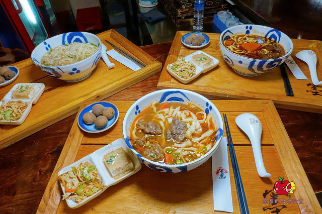 [食記] 新竹東區-墨簡單料理 中午時段 牛肉麵 麻辣牛肉麵椒香酥麻 半筋半肉膠質豐富 清燉雞腿麵湯頭清燉味道香醇