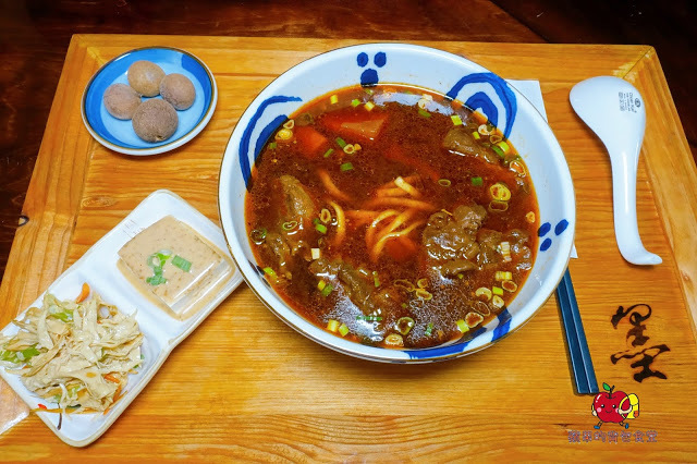 [食記] 新竹東區-墨簡單料理 中午時段 牛肉麵 麻辣牛肉麵椒香酥麻 半筋半肉膠質豐富 清燉雞腿麵湯頭清燉味道香醇