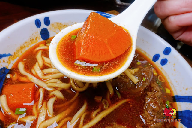 [食記] 新竹東區-墨簡單料理 中午時段 牛肉麵 麻辣牛肉麵椒香酥麻 半筋半肉膠質豐富 清燉雞腿麵湯頭清燉味道香醇
