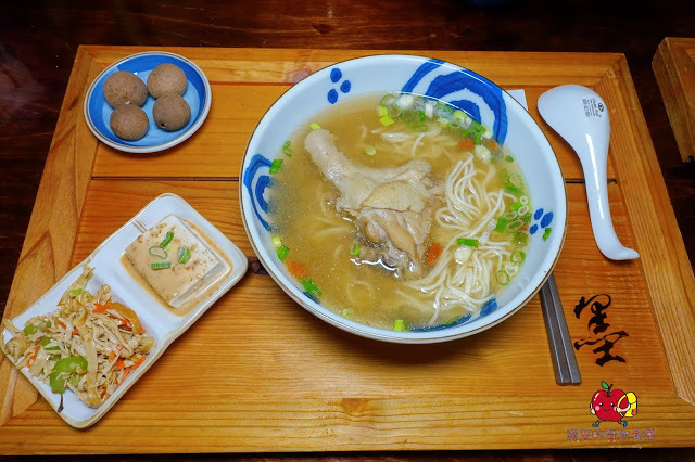 [食記] 新竹東區-墨簡單料理 中午時段 牛肉麵 麻辣牛肉麵椒香酥麻 半筋半肉膠質豐富 清燉雞腿麵湯頭清燉味道香醇