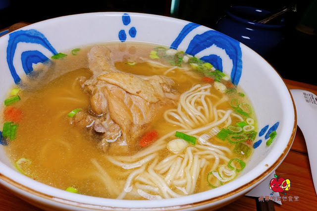 [食記] 新竹東區-墨簡單料理 中午時段 牛肉麵 麻辣牛肉麵椒香酥麻 半筋半肉膠質豐富 清燉雞腿麵湯頭清燉味道香醇