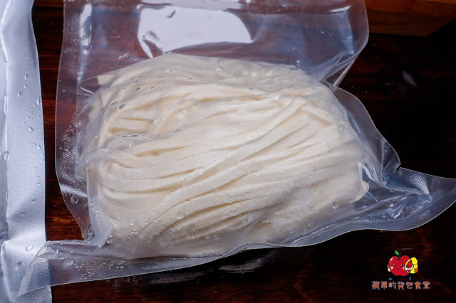 [食記] 新竹東區-墨簡單料理 中午時段 牛肉麵 麻辣牛肉麵椒香酥麻 半筋半肉膠質豐富 清燉雞腿麵湯頭清燉味道香醇