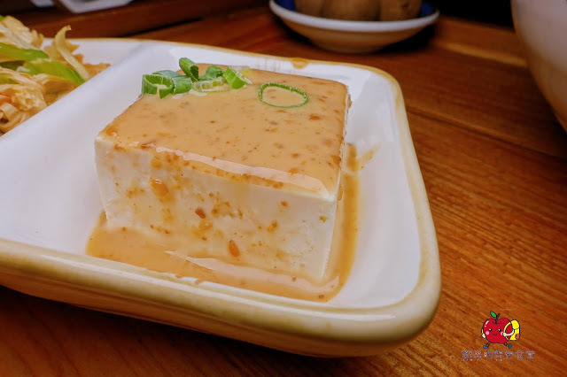 [食記] 新竹東區-墨簡單料理 中午時段 牛肉麵 麻辣牛肉麵椒香酥麻 半筋半肉膠質豐富 清燉雞腿麵湯頭清燉味道香醇