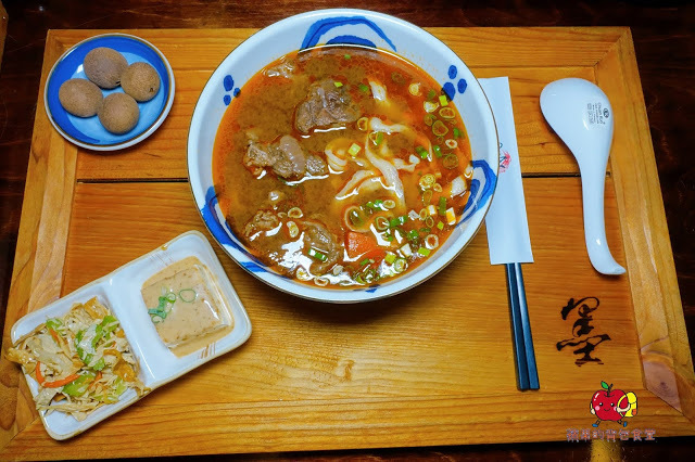 [食記] 新竹東區-墨簡單料理 中午時段 牛肉麵 麻辣牛肉麵椒香酥麻 半筋半肉膠質豐富 清燉雞腿麵湯頭清燉味道香醇