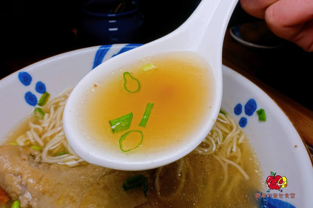 [食記] 新竹東區-墨簡單料理 中午時段 牛肉麵 麻辣牛肉麵椒香酥麻 半筋半肉膠質豐富 清燉雞腿麵湯頭清燉味道香醇