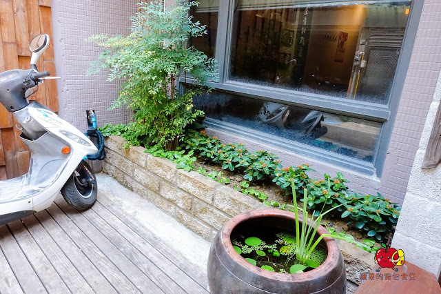 [食記] 新竹東區-墨簡單料理 中午時段 牛肉麵 麻辣牛肉麵椒香酥麻 半筋半肉膠質豐富 清燉雞腿麵湯頭清燉味道香醇