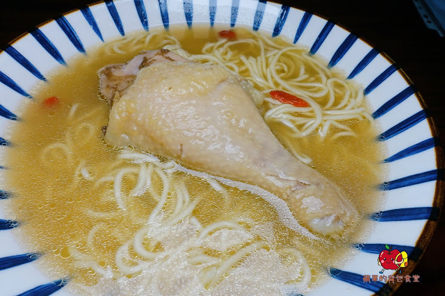 [食記] 新竹東區-墨簡單料理 中午時段 牛肉麵 麻辣牛肉麵椒香酥麻 半筋半肉膠質豐富 清燉雞腿麵湯頭清燉味道香醇