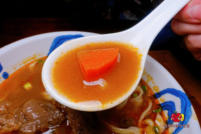 [食記] 新竹東區-墨簡單料理 中午時段 牛肉麵 麻辣牛肉麵椒香酥麻 半筋半肉膠質豐富 清燉雞腿麵湯頭清燉味道香醇