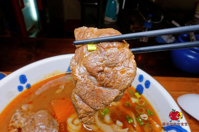 [食記] 新竹東區-墨簡單料理 中午時段 牛肉麵 麻辣牛肉麵椒香酥麻 半筋半肉膠質豐富 清燉雞腿麵湯頭清燉味道香醇