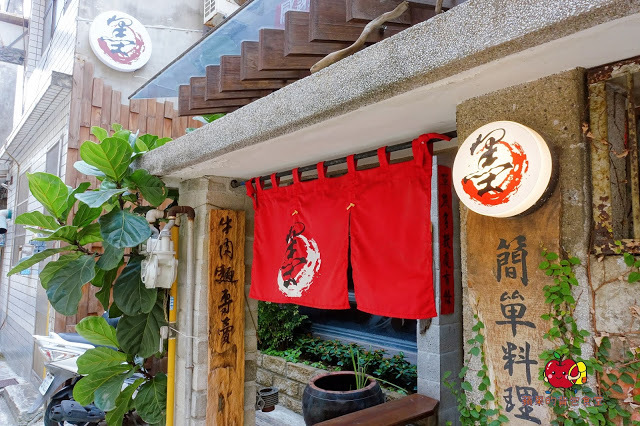 [食記] 新竹東區-墨簡單料理 中午時段 牛肉麵 麻辣牛肉麵椒香酥麻 半筋半肉膠質豐富 清燉雞腿麵湯頭清燉味道香醇