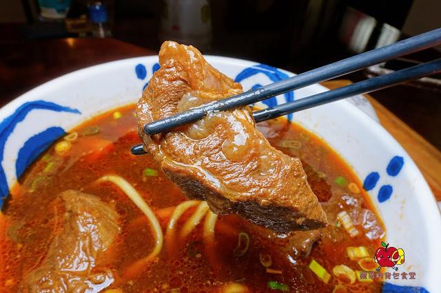 [食記] 新竹東區-墨簡單料理 中午時段 牛肉麵 麻辣牛肉麵椒香酥麻 半筋半肉膠質豐富 清燉雞腿麵湯頭清燉味道香醇