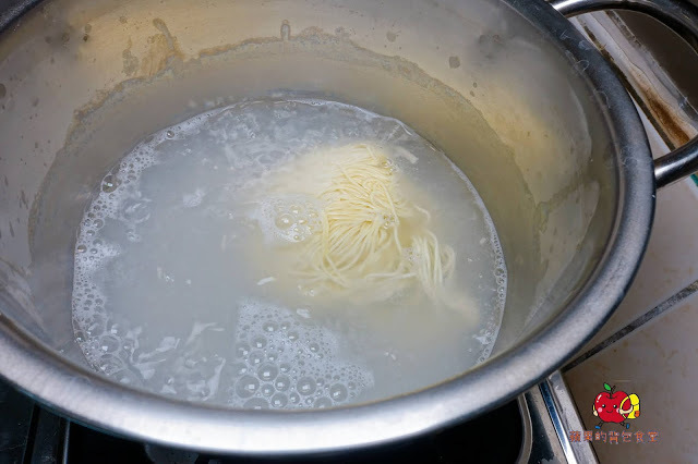 [食記] 新竹東區-墨簡單料理 中午時段 牛肉麵 麻辣牛肉麵椒香酥麻 半筋半肉膠質豐富 清燉雞腿麵湯頭清燉味道香醇