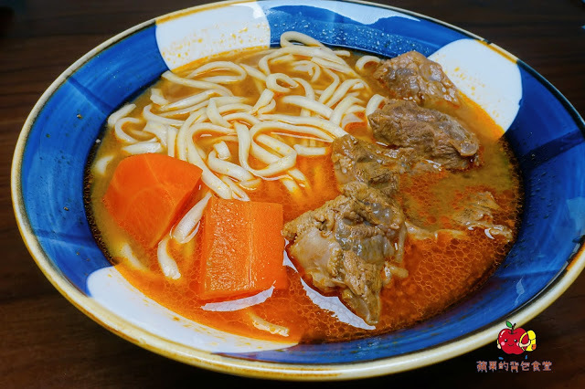 [食記] 新竹東區-墨簡單料理 中午時段 牛肉麵 麻辣牛肉麵椒香酥麻 半筋半肉膠質豐富 清燉雞腿麵湯頭清燉味道香醇