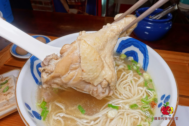 [食記] 新竹東區-墨簡單料理 中午時段 牛肉麵 麻辣牛肉麵椒香酥麻 半筋半肉膠質豐富 清燉雞腿麵湯頭清燉味道香醇