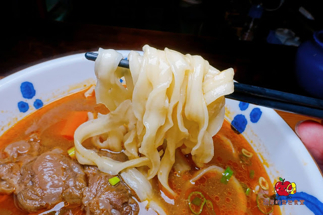 [食記] 新竹東區-墨簡單料理 中午時段 牛肉麵 麻辣牛肉麵椒香酥麻 半筋半肉膠質豐富 清燉雞腿麵湯頭清燉味道香醇