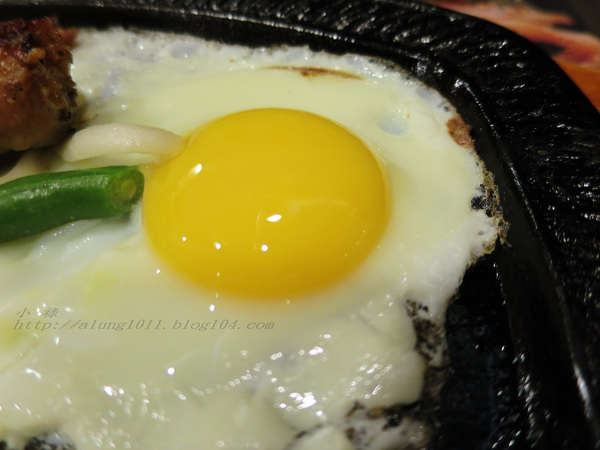 哇烤碳火炙燒牛排(原享客碳烤牛排)：大快朵頤 !!!   -「哇烤」碳火炙燒牛排