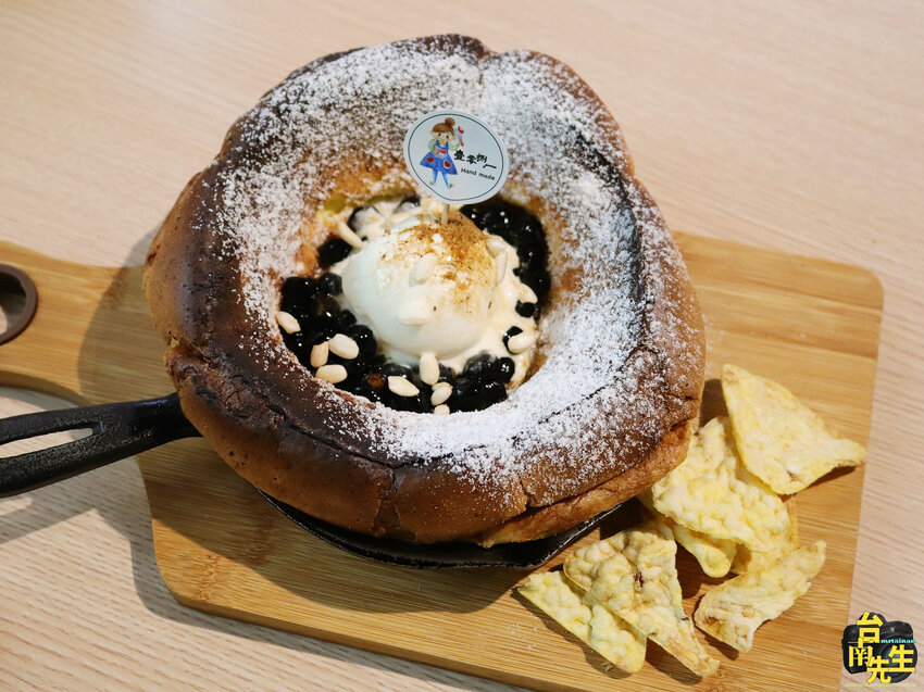 台南早午餐/隱身百年古城門巷弄內/生意好到連平日都客滿/全天供應早午餐/下午茶時段限定鐵鍋鬆餅/台式老房子x北歐工業風