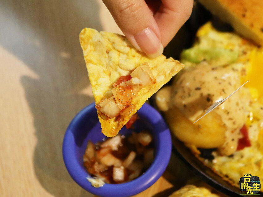 台南早午餐/隱身百年古城門巷弄內/生意好到連平日都客滿/全天供應早午餐/下午茶時段限定鐵鍋鬆餅/台式老房子x北歐工業風