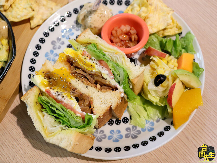 台南早午餐/隱身百年古城門巷弄內/生意好到連平日都客滿/全天供應早午餐/下午茶時段限定鐵鍋鬆餅/台式老房子x北歐工業風