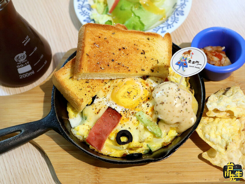 台南早午餐/隱身百年古城門巷弄內/生意好到連平日都客滿/全天供應早午餐/下午茶時段限定鐵鍋鬆餅/台式老房子x北歐工業風