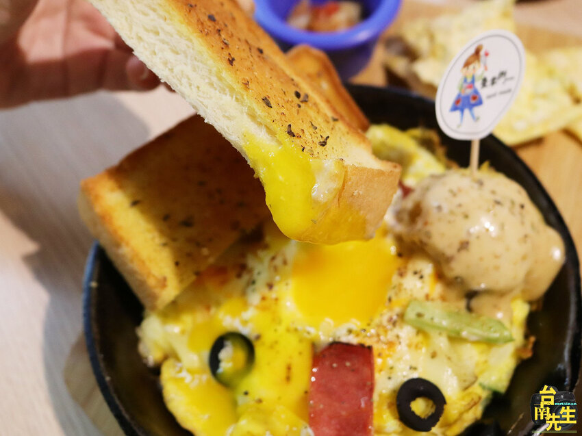 台南早午餐/隱身百年古城門巷弄內/生意好到連平日都客滿/全天供應早午餐/下午茶時段限定鐵鍋鬆餅/台式老房子x北歐工業風