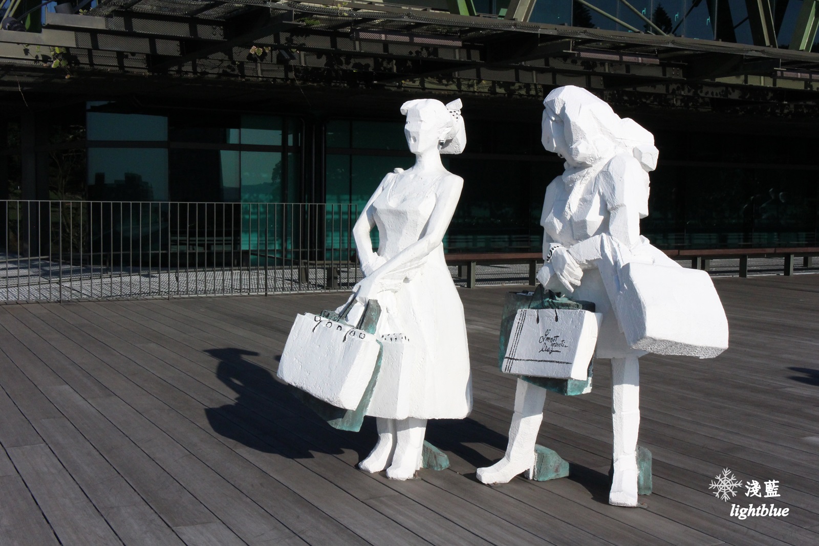 新北淡水景點：淺藍 × 雲門劇場～看樹看海看表演，在油綠大草坪遠眺台北港，329海景星巴克開幕