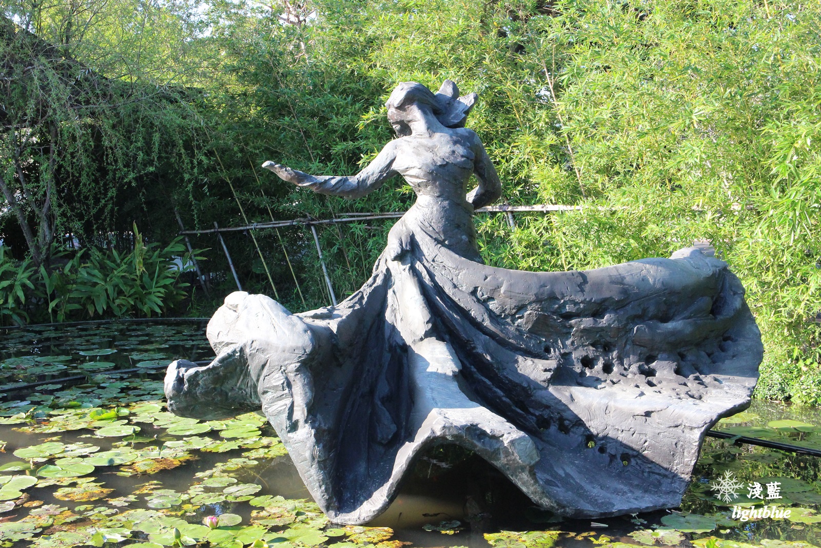 新北淡水景點：淺藍 × 雲門劇場～看樹看海看表演，在油綠大草坪遠眺台北港，329海景星巴克開幕