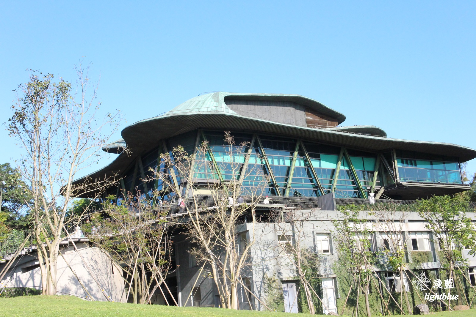 新北淡水景點：淺藍 × 雲門劇場～看樹看海看表演，在油綠大草坪遠眺台北港，329海景星巴克開幕