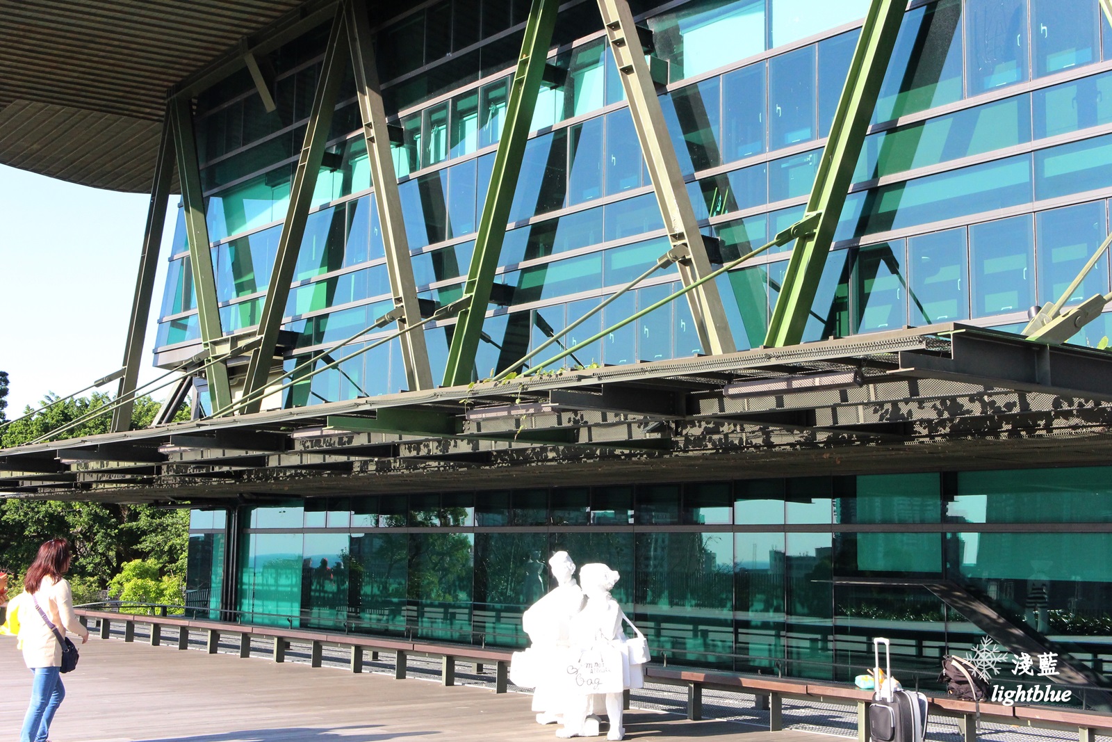 新北淡水景點：淺藍 × 雲門劇場～看樹看海看表演，在油綠大草坪遠眺台北港，329海景星巴克開幕