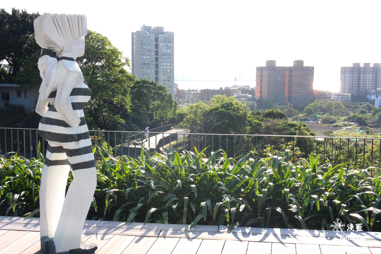 新北淡水景點：淺藍 × 雲門劇場～看樹看海看表演，在油綠大草坪遠眺台北港，329海景星巴克開幕