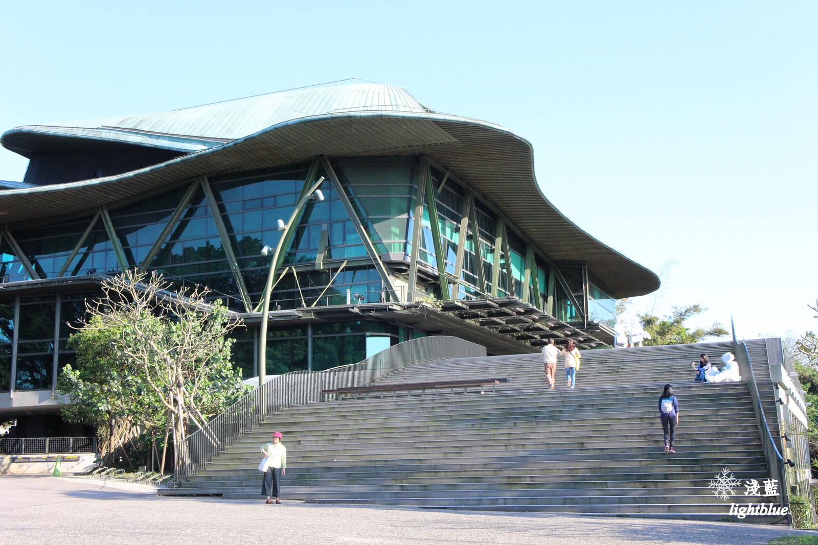 新北淡水景點：淺藍 × 雲門劇場～看樹看海看表演，在油綠大草坪遠眺台北港，329海景星巴克開幕