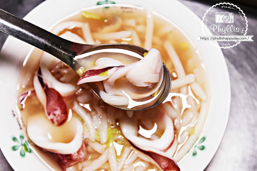 永樂市場的小卷神話！『臺南味葉家小卷料理』老闆親切熱情｜將台南傳統美味小吃完美呈現｜台南小卷米粉 - 相片中的菲莉絲