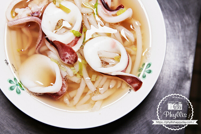 永樂市場的小卷神話！『臺南味葉家小卷料理』老闆親切熱情｜將台南傳統美味小吃完美呈現｜台南小卷米粉 - 相片中的菲莉絲