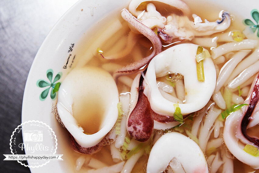 永樂市場的小卷神話！『臺南味葉家小卷料理』老闆親切熱情｜將台南傳統美味小吃完美呈現｜台南小卷米粉 - 相片中的菲莉絲