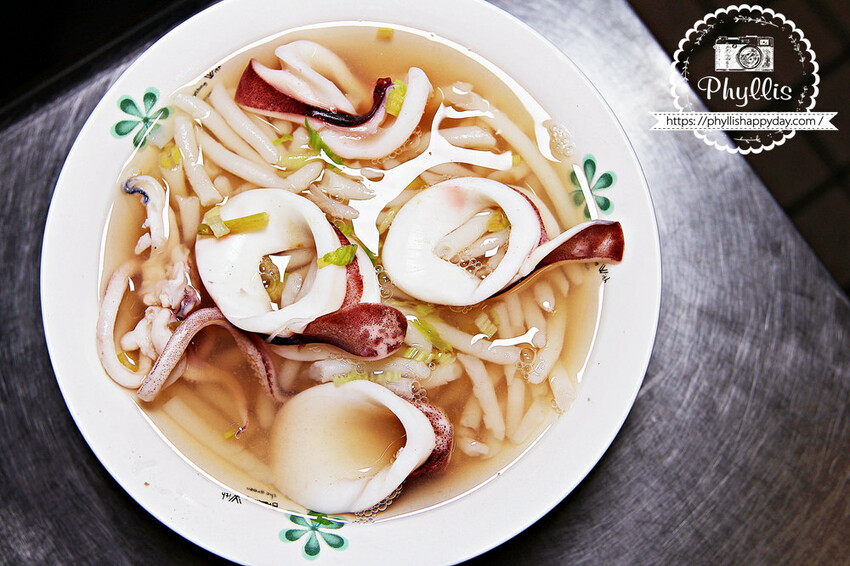 永樂市場的小卷神話！『臺南味葉家小卷料理』老闆親切熱情｜將台南傳統美味小吃完美呈現｜台南小卷米粉 - 相片中的菲莉絲