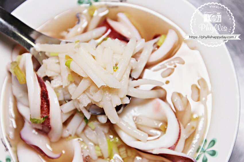 永樂市場的小卷神話！『臺南味葉家小卷料理』老闆親切熱情｜將台南傳統美味小吃完美呈現｜台南小卷米粉 - 相片中的菲莉絲