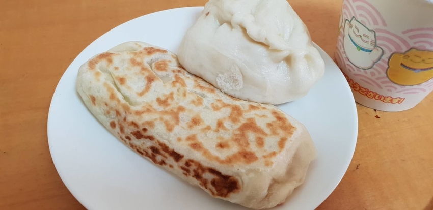 【台北.信義區】市場美食中式早餐推薦。周氏豆腐捲+牛肉捲餅+蔥花大餅