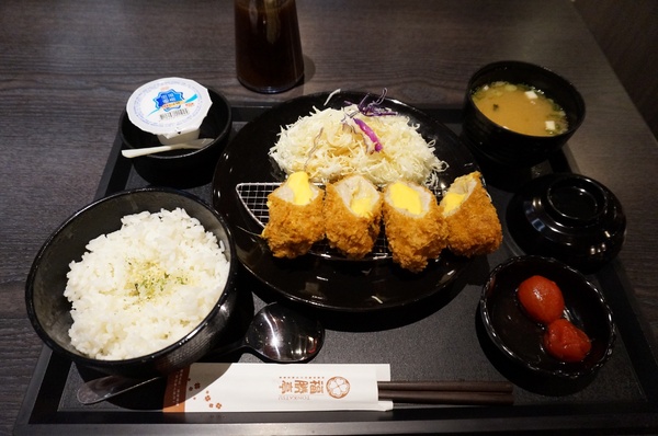 福勝亭((遠雄購物中心))：平價豬排：福勝亭(汐止遠雄購物中心店)- 黃金起司豬排捲