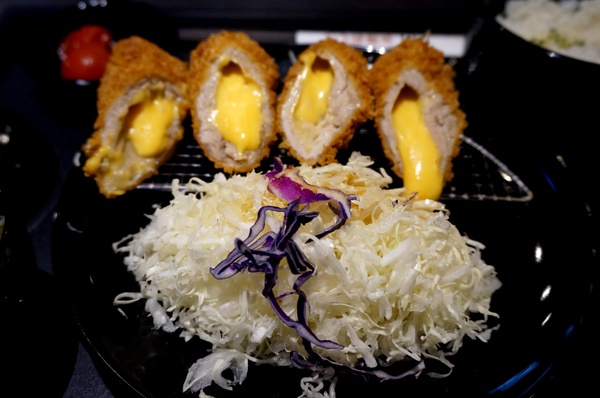 福勝亭((遠雄購物中心))：平價豬排：福勝亭(汐止遠雄購物中心店)- 黃金起司豬排捲