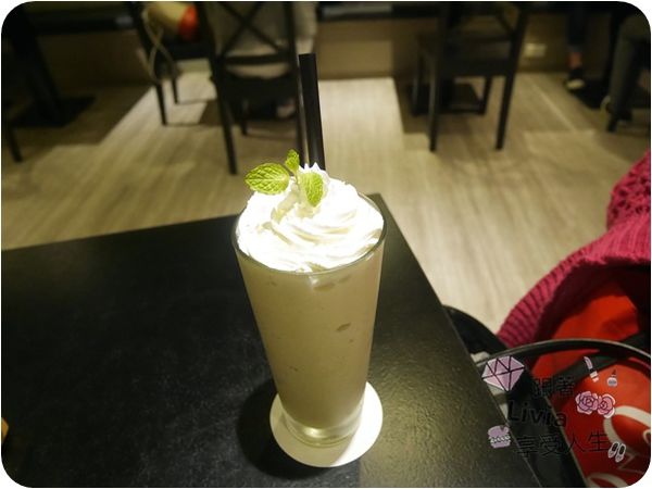 美食。餐廳│ 台北信義區 市政府捷運站 松菸美食 Hack Bistro 哈克廚房 燉飯/烤餅/義大利麵/香蕉奶昔 (二訪) ❤跟著Livia享受人生❤