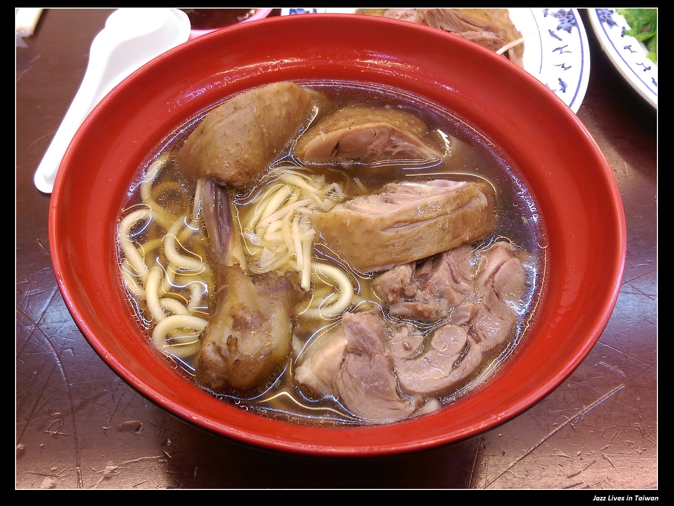 [土庫鴨肉富] 湯中帶有濃郁當歸的甜搭配上薑絲的香, 更有店家滿滿的愛心, 此店備有"愛心待用餐"~