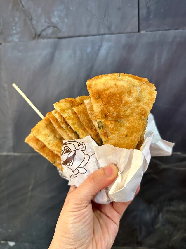 馬祖蔥油餅｜台南必吃銅板美食/路邊的超美味香酥蔥油餅/近新光三越台南西門店.藍曬圖文創園區 - 進食的巨鼠