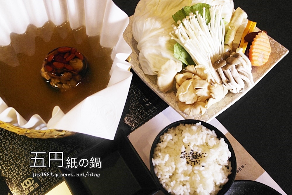 [高雄凹子底站]五円紙の鍋(左營富民店)-大船入港，滿滿的海鮮，清甜的湯頭，讚!!