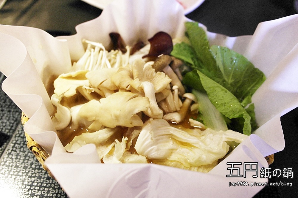 [高雄凹子底站]五円紙の鍋(左營富民店)-大船入港，滿滿的海鮮，清甜的湯頭，讚!!
