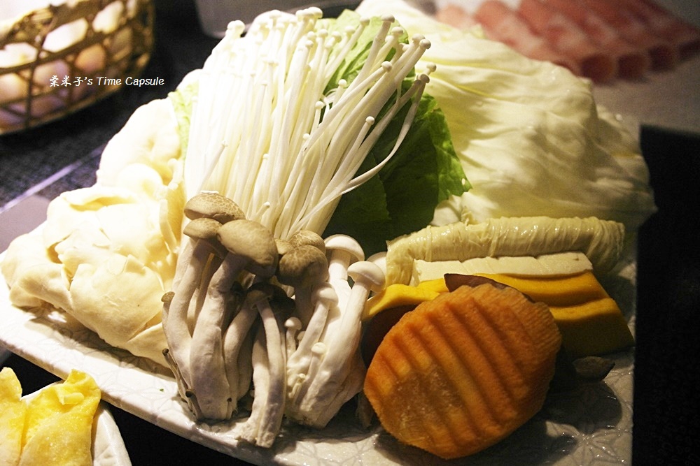 [高雄凹子底站]五円紙の鍋(左營富民店)-大船入港，滿滿的海鮮，清甜的湯頭，讚!!