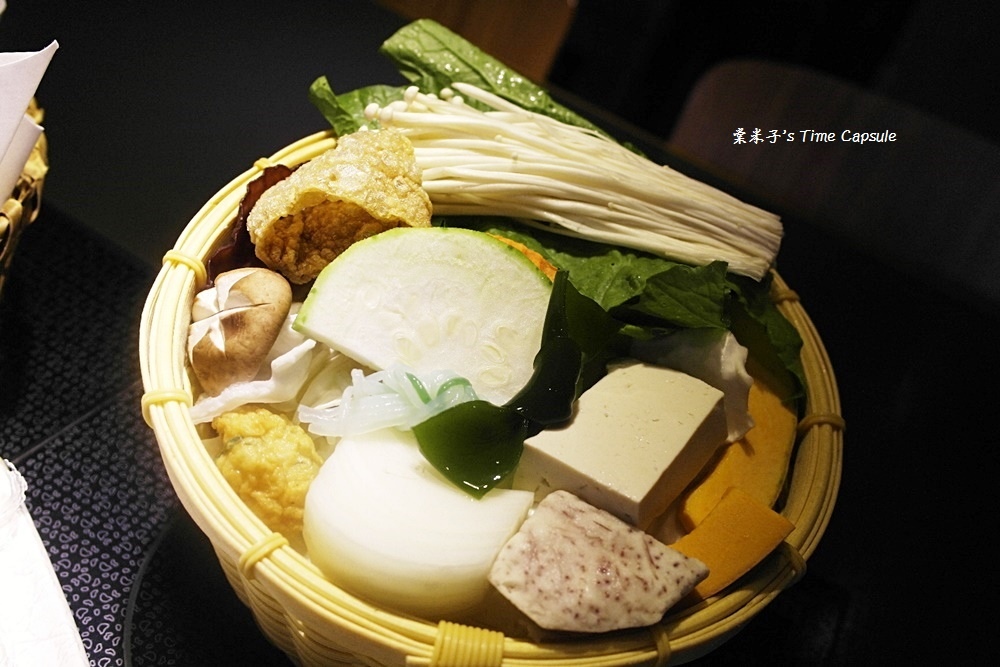 [高雄凹子底站]五円紙の鍋(左營富民店)-大船入港，滿滿的海鮮，清甜的湯頭，讚!!