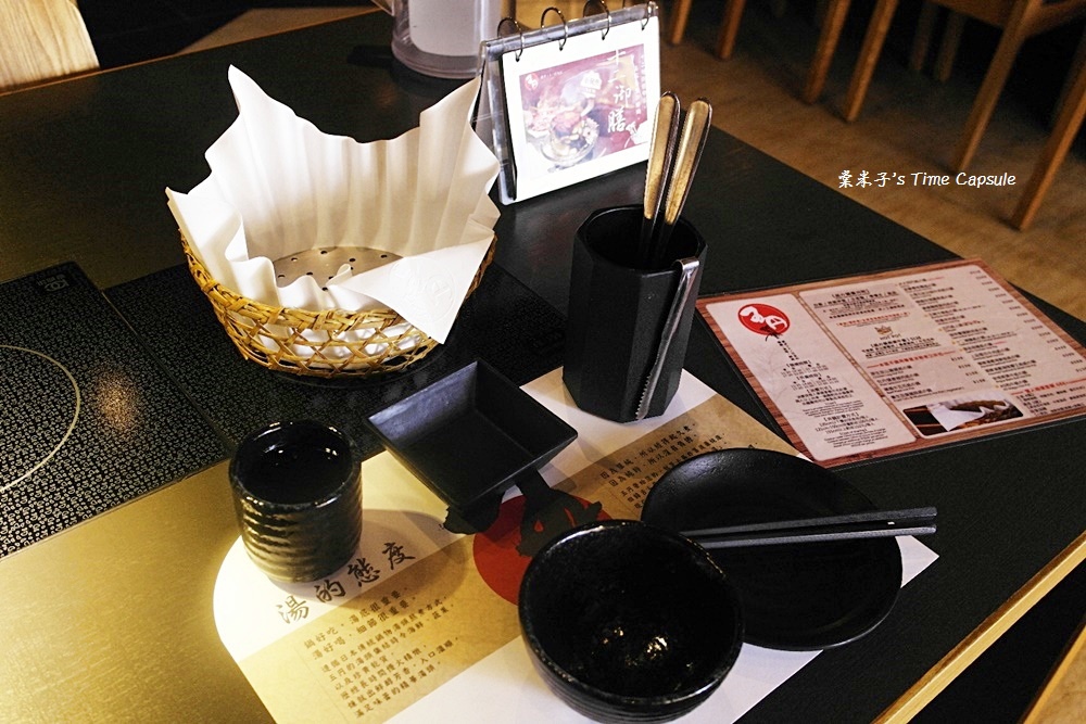 [高雄凹子底站]五円紙の鍋(左營富民店)-大船入港，滿滿的海鮮，清甜的湯頭，讚!!